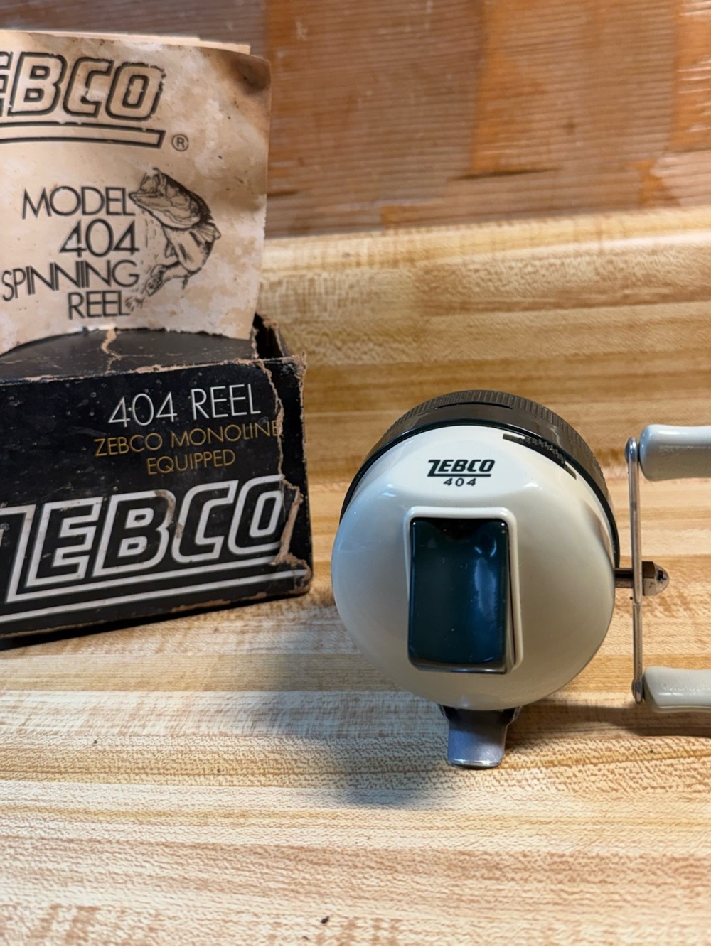 Vintage Zebco 404 spin cast fishing reel w/ original box and manual USA